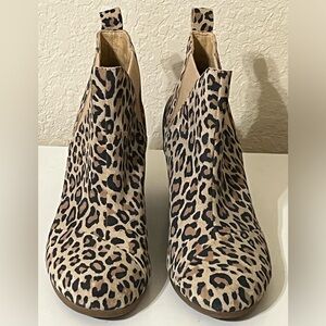 TOMS Women's Kelsey Leopard Round Toe Wedge Fashion Boot